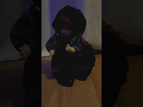 Porcelánfejű zenélő baba