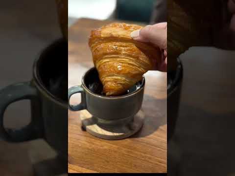 Trying butter crossiant for the very first time🤤🤤 it was yummm👍 #crossiant #food #viral