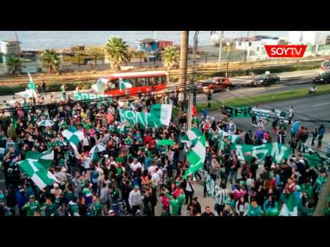 "Cientos de hinchas realizan un banderazo en el hotel de concentración de Wanderers: estáâ€¦" Barra: Los Panzers • Club: Santiago Wanderers • País: Chile