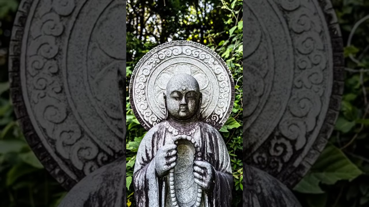 廃墟となった観音堂にそびえる巨大な観音像