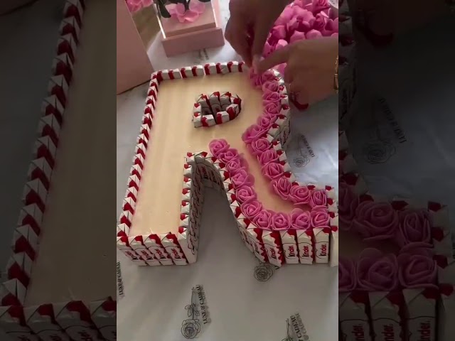 Vídeo relacionado con Made In Gift Pack Sant Jordi Rosa y Bombones Personalizado