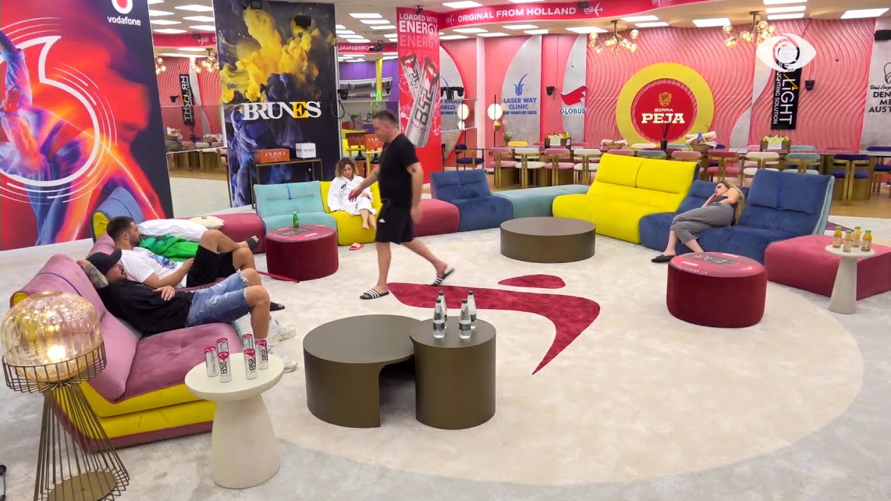 Debat mes banorëve, Juli lë lojën në mes dhe largohet