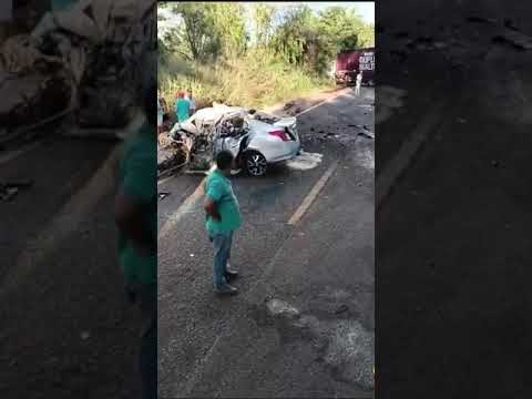 acidente entre Jandaia e Indiara Goiás muito triste a mulher morreu ela bateu de frente com caminhão