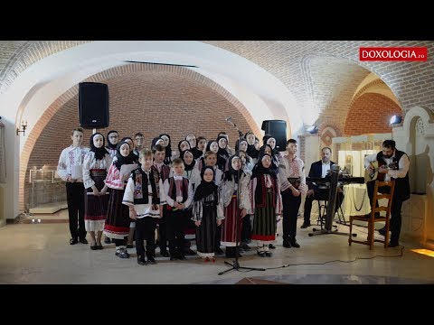 Trei sferturi în cer (versuri de Mădălina Amon) - Grupul de colindători ai Parohiei Vorona Mare