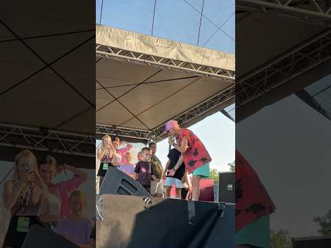 Můj dvouletý syn zamnou přišel na pódium při probíhající akci! Sleduj co se stalo!