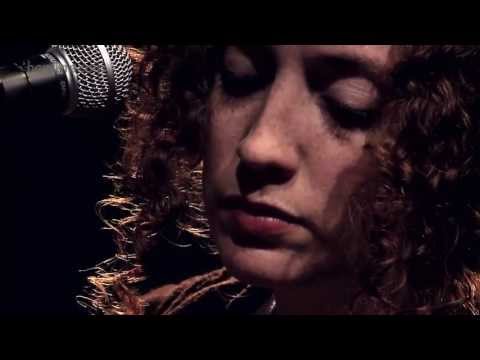 Ana Larousse em "Vai menina", com part. de Leo Fressato, no Estúdio Showlivre