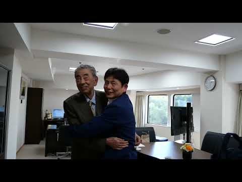 経営学科 鈴木敏文　7＆I ホールディングス名誉顧問とハグ。　お元気なのが嬉しくておもわずハグをお願いしてしまいました（笑）。新年のご挨拶2025年1月21日（名誉顧問のオフィスにて帰り際に）
