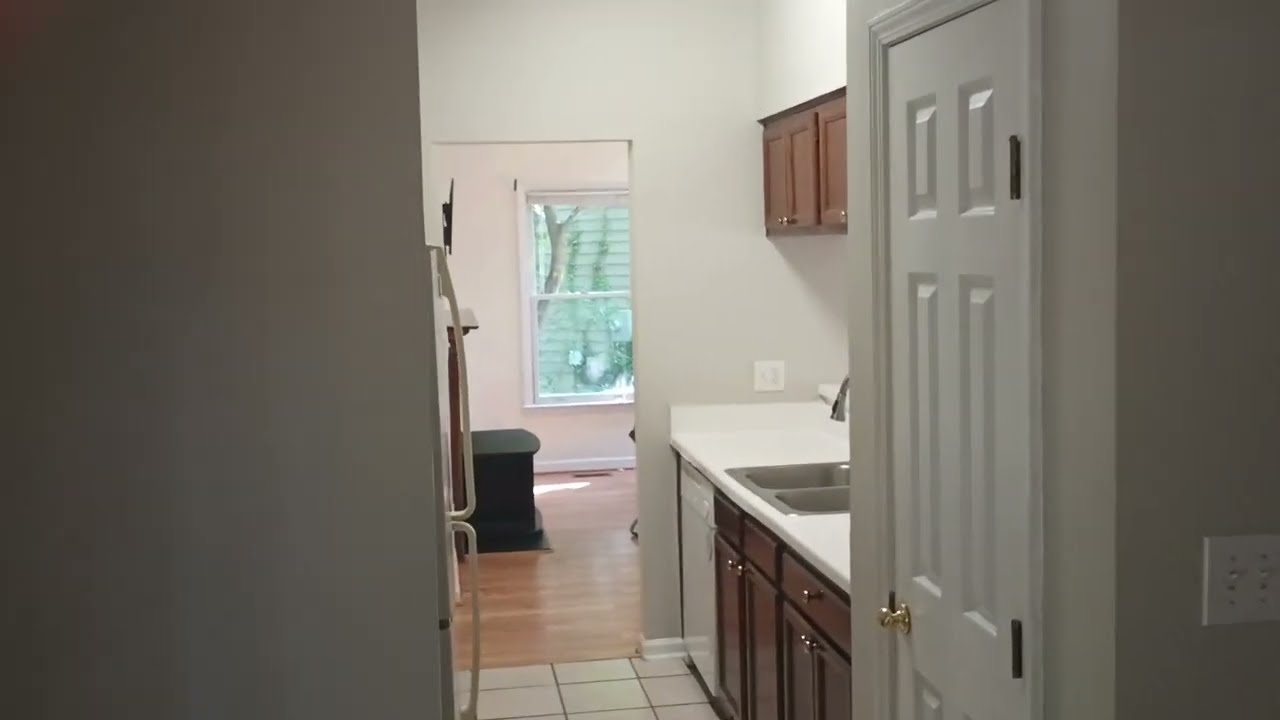 NCSU Home Tour - Raleigh NC 3 Bedroom 2 bath Cathedral Ceiling and Skylights -Trailwoods NC STATE 