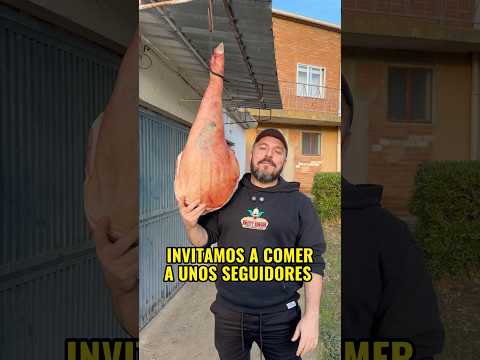 Comiendo con seguidores una paleta de cerdo histórica.