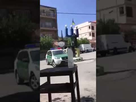 فرقة من عناصر الدرك الوطنى - اقبو - بجاية - تنزع الراية الامازيغية من على فوق احد رموز الثقافة الامازيغية