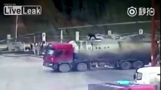 Мужик взлетел на воздух от взрыва видеожесть!