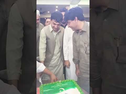 Mashar Haji Sadiq khan while cutting independence day cake 🇵🇰 #independenceday #enjoy #celebration