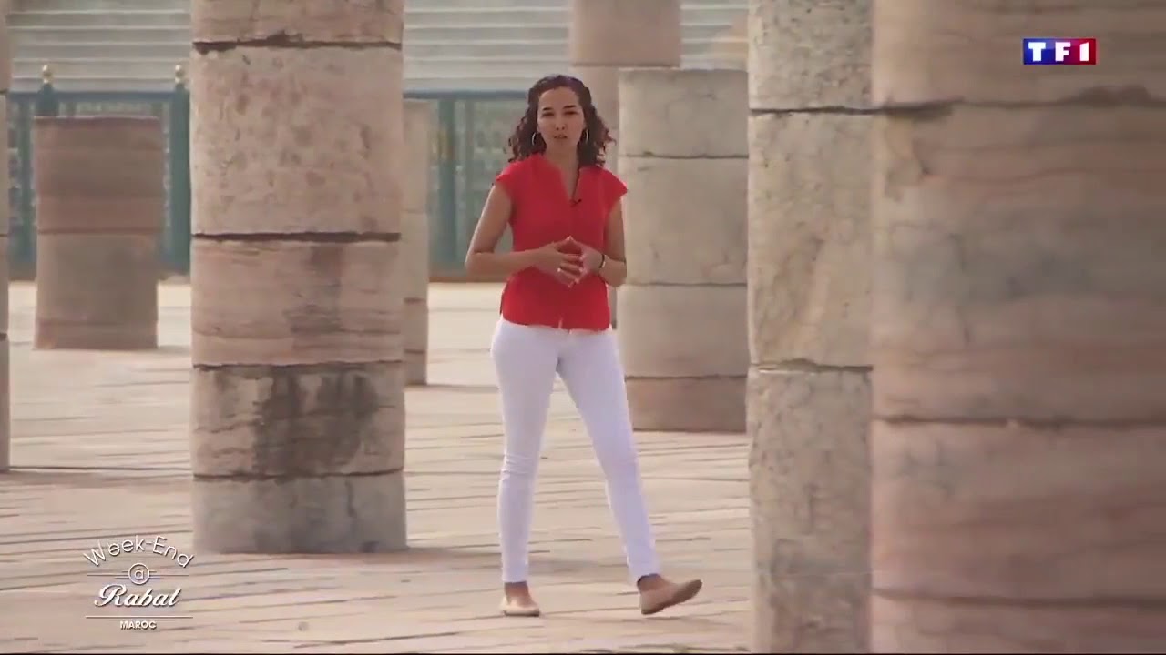 Alt Text: A detailed infographic showing the step-by-step process of on-page SEO optimization, with icons for keywords and...