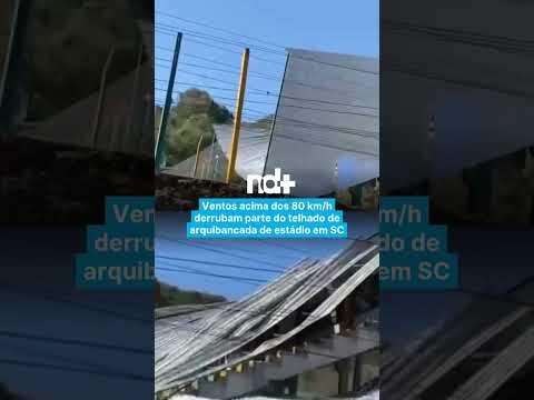 Ventos acima dos 80 km/h derrubam parte do telhado de arquibancada de estádio em SC