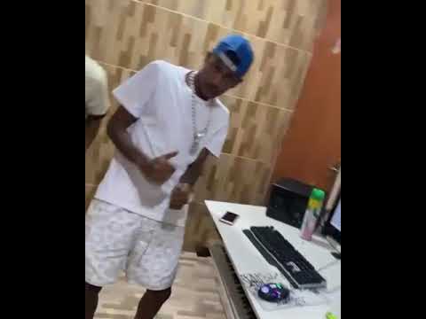 Morena tatuada com cara de bandida (30 segundos)