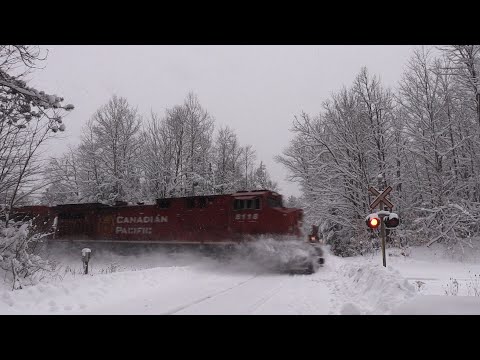 HERITAGE! CP 8118 at Moonstone (26DEC2020)