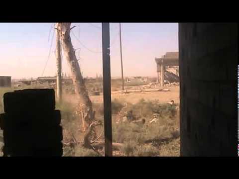 عناصر كتيبة عمر بن الخطاب يقومون بسحب جثة فهد الأحمد في ريف دير الزور