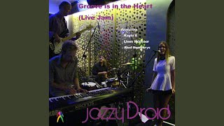 Kadr z teledysku Groove Is in the Heart tekst piosenki Jazzy Droid, Linus Monsour & Kayla S