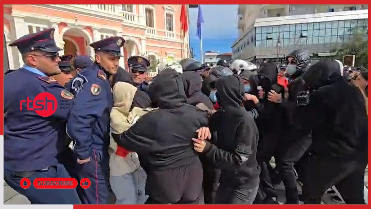 Protestat në Vlorë, të rinjtë marshojnë drejt bashkisë, përplasen me policinë dhe gjuajnë me vezë