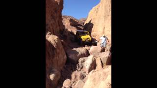 preview picture of video 'Yellow shoe Frank jeep rubicon rollover at gate keeper in calico'