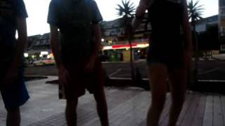 Da la media vuelta, cuenta 1,2 y 3 (8).AVI