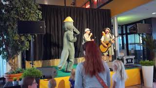 Aarne Alligaattori ja Viidakkorumpu - Rockin ABC (live @ Kauppakeskus Kapteeni, Oulunsalo 11.8.2018)