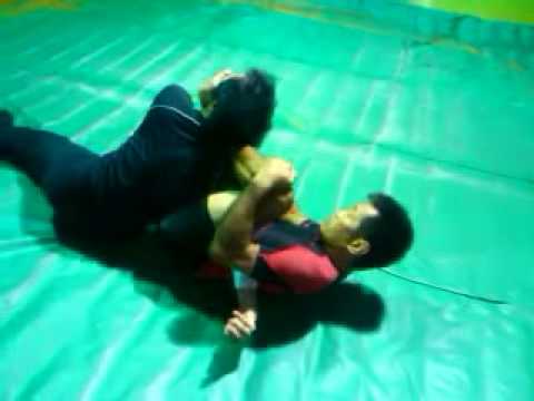 100822_①ラバーガードからの腕ひしぎ