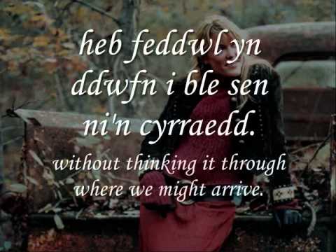 Rhyw Dachwedd yn Hwyr - Cerys Matthews (geiriau / lyrics)
