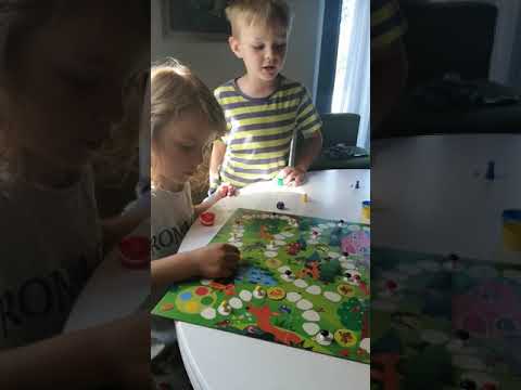 Antek i Marysia grają w grę planszową grzybobranie 😀