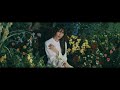 工藤静香、新曲「香雪蘭〜好きより愛してる〜」のMV公開　真っ白なドレスを纏い、花に包まれて歌い上げる