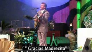 Pedro Iniguez Cantando Gracias Madrecita.mp4