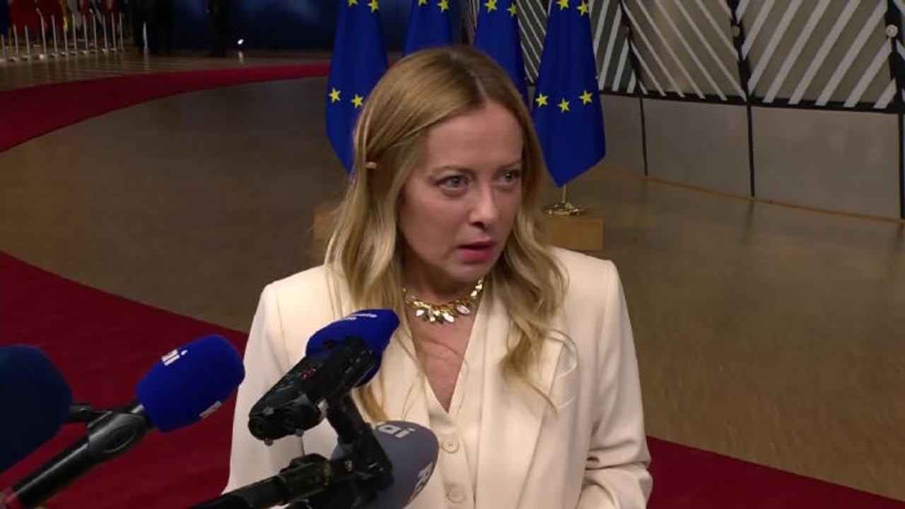 Meloni va via al termine del punto stampa con i cronisti a Bruxelles