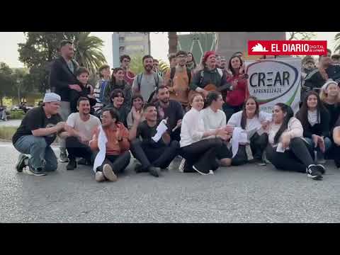 "Flashmob" en la plaza San Martín por los 20 años del CREAR