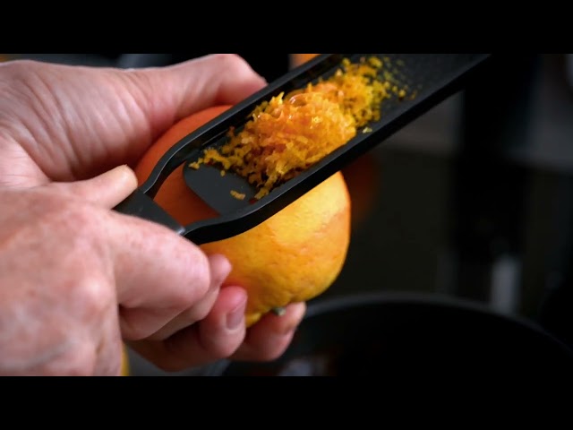 Vídeo relacionado con Microplane Zester Rallador de cocina acanalador con hoja de acero inoxidable fabricada en Estados Unidos para cítricos, parmesano, jengibre, chocolate y nuez moscada de la serie Black Sheep