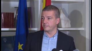 Власта не отстапува од предизборното масовно полнење на јавната администрација