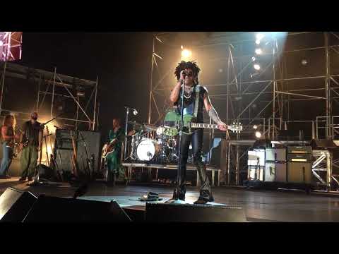 Lenny Kravitz introduce bass player Gail Ann Dorsey as “The Superior Female Energy” Monterrey 2018