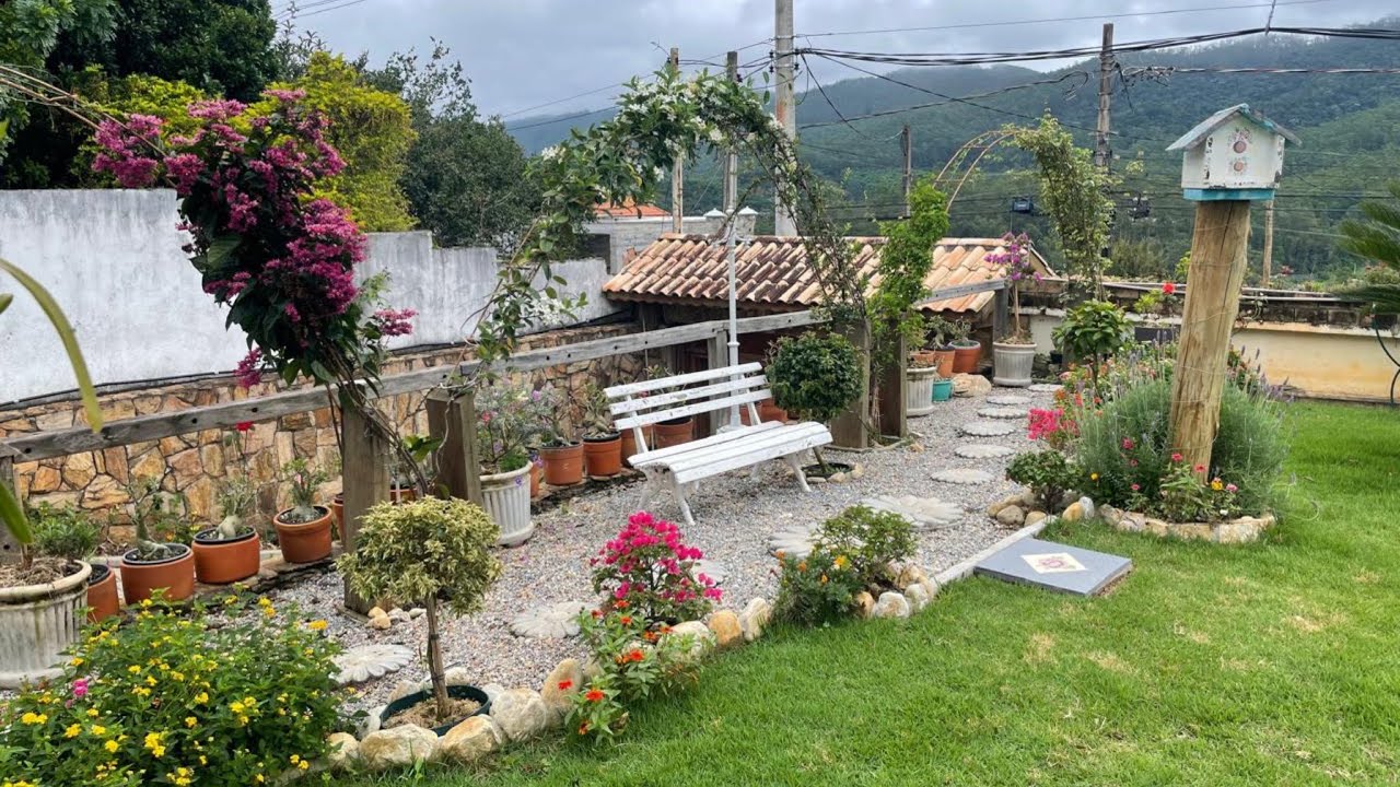 Ela deixou o Jardim todo colorido, com muitas flores!!!!