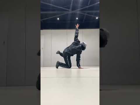 ニーロック！　#bboy #bboytutorial #ブレイクダンス #ブレイクダンス初心者 #毎日投稿 #shorts #フットワーク