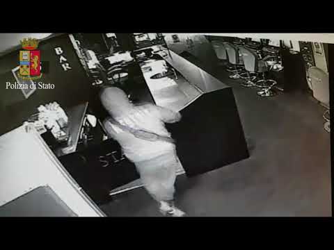 Taranto, il video della rapina alla sala slot