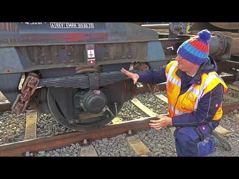 Einar explains railway - wagon inspector on single wheelset 9493