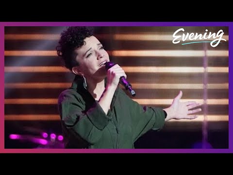 Seattle singer Halley Greg turns heads and chairs on 'The Voice'