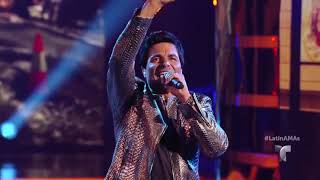 CHAYANNE con WISIN “Qué Me Has Hecho”  LAMAS  Latin American Music Awards 2017 HD.