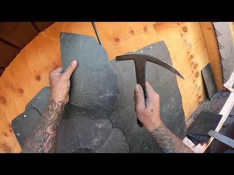 Farbige Blume aus Schiefer an Gaubenfront - Teil 3 - Schieferdecker Sachsen