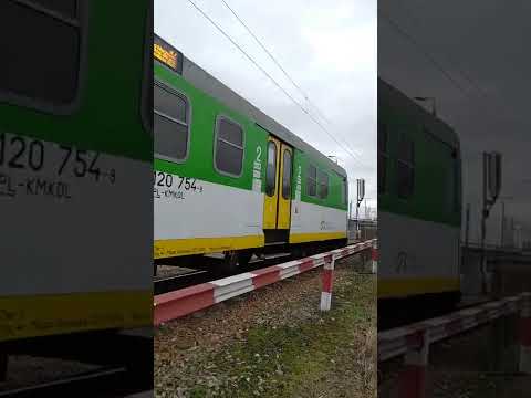Trens poloneses Transporte terrestre urbano Koleje Mazowieckie Warszawa #shorts #wotmyvideos