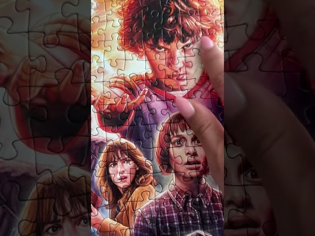 Vídeo relacionado con Clementoni – Stranger Things – Friends Don't Lie – Juego de Cartas de Aventura – Incluye Cartas de Personajes, Monstruos y Lugares del Upside Down – Edad +12 años – 55184