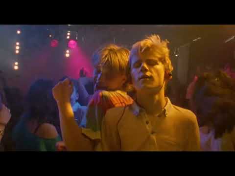 Été 85 (François Ozon, 2020) - Scène de la boîte de nuit