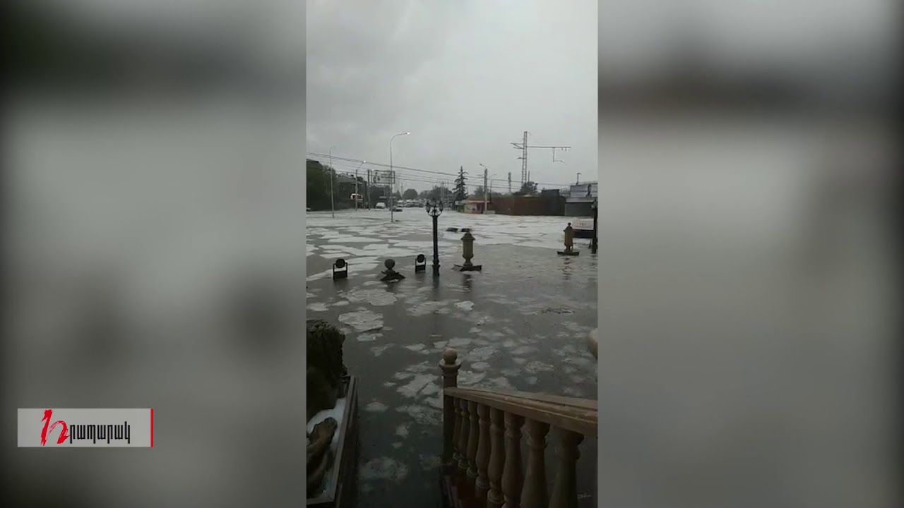 Գյումրիում մեքենաներ են մնացել ջրի տակ