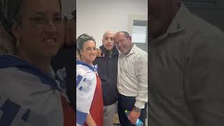 תיעוד ראשון של איתן מור עם הוריו (חדשות ערוץ 7) - התמונה מוצגת ישירות מתוך אתר האינטרנט יוטיוב. זכויות היוצרים בתמונה שייכות ליוצרה. קישור קרדיט למקור התוכן נמצא בתוך דף הסרטון תיעוד ראשון של איתן מור עם הוריו (חדשות ערוץ 7) - התמונה מוצגת ישירות מתוך אתר האינטרנט יוטיוב. זכויות היוצרים בתמונה שייכות ליוצרה. קישור קרדיט למקור התוכן נמצא בתוך דף הסרטון