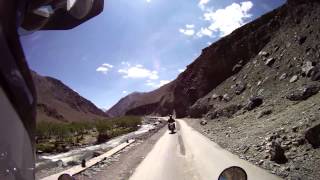 preview picture of video 'Himalaya met de Royal Enfield: van Tso Kar naar Leh en de Indus vallei (vervolg 2)'