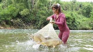 Unbelievable Fishing Skills! Girl Pulling Nets on Rivers Catches Big Fish on River with Basic Bait
